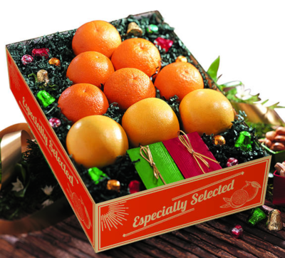 Oranges, grapefruit and specialties arranged in the shape of a Christmas tree.